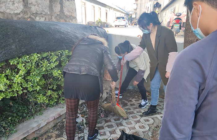 1609233918598573.jpg 四支部打掃衛(wèi)生活動小.jpg